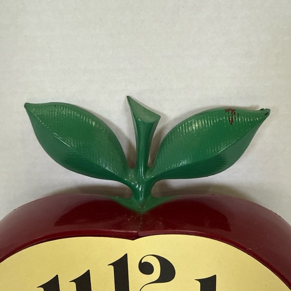 1970s Ingraham Red Plastic Apple Wall Clock Cottage Core granny Core WORKING! - Picture 4 of 12